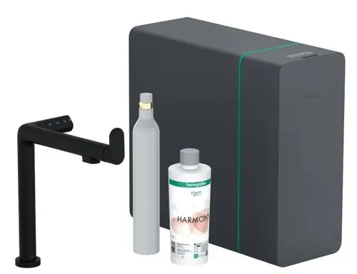 Schwarzes Kochsystem von Hansgrohe mit einem Wasserhahn, einer CO2-Flasche und einer Flasche für spezielle Flüssigkeit in einem kompakten Design.